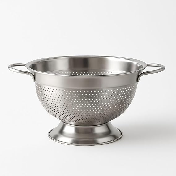 MallArt® 304 Paslanmaz Çelik Süzgeç - Kulplu & Ayaklı Tasarım | Makarna, Sebze ve Meyve Yıkama Kabı - Delikli, Bulaşık Makinesine Uygun (27 cm)