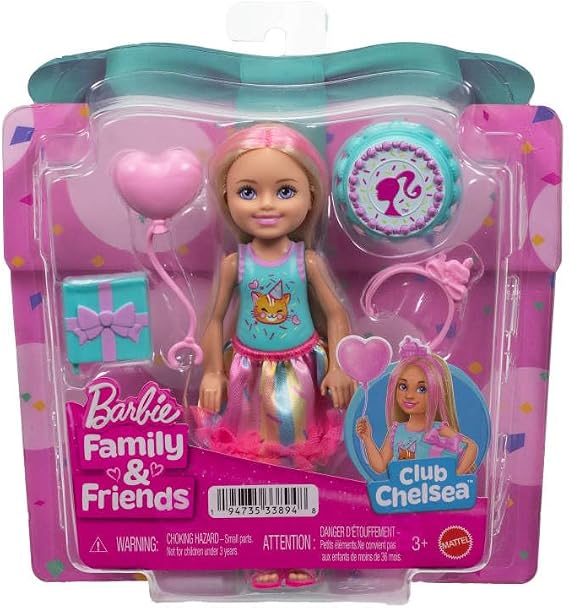 Barbie Sarı saçlarında pembe meçler olan ve doğum günü temasına uygun renkli bir elbise giyen 15 cm'lik küçük Barbie Club Chelsea bebek ve 4 parti aksesuarı, JJB37