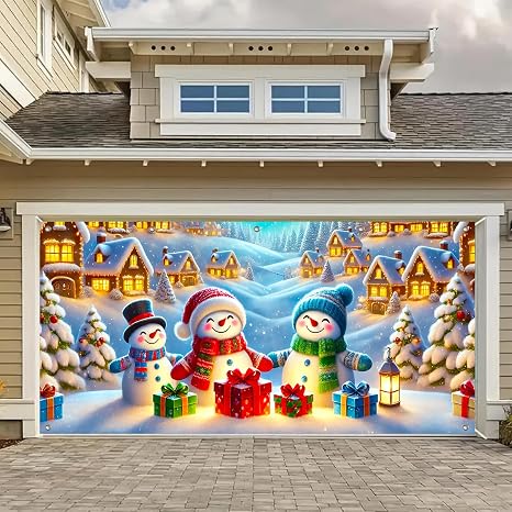 HOMETITUTE クリスマス ガレージ ドア バナー 13x6フィート 雪だるま 家族 冬 村 風景 休日 背景 赤 緑 青 ギフトボックス ランタン 屋内 屋外 壁掛け 季節 ポーチ デコレーション パーティー